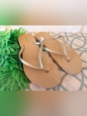 4/$25 • Old Navy Classic Flip-Flops - Golden Bronze